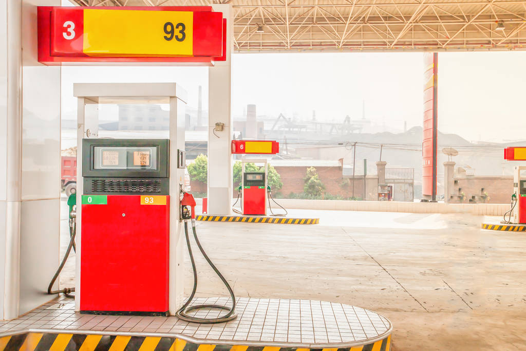 昆明公路沿线的加油站和采煤背景