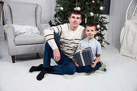 爸爸和儿子在圣诞树旁图片