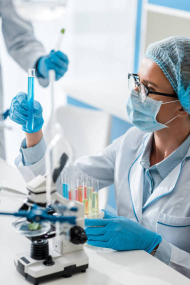 生物学家在实验室观察试管时的选择焦点 