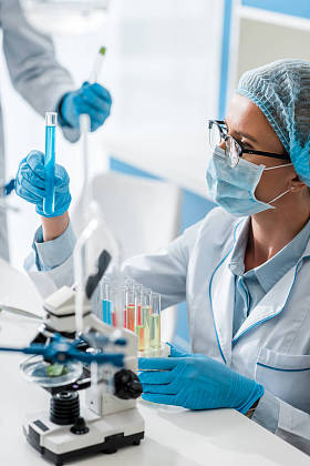 生物学家在实验室观察试管时的选择焦点 