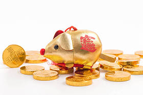 金钱币、金锭和鼠年吉祥物图片