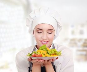 年轻漂亮的女厨师介绍食