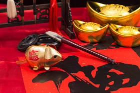 金钱币、金锭、书法笔刷、对联和鼠年吉祥物