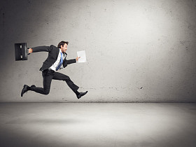 带着公文包跑的商人