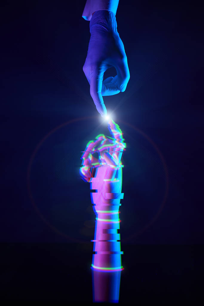 触动工程师的手指和他所创造的数字技术。 对人和技术的认识