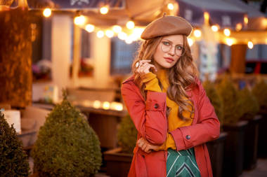 外面漂亮時髦的年輕女人圖片