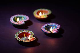 在排灯节庆祝活动中点亮的彩色黏土灯笼问候卡设计印度印度教灯节呼叫