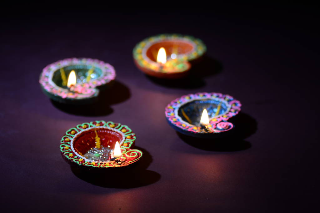 在排灯节庆祝活动中点亮的彩色黏土灯笼问候卡设计印度印度教灯节呼叫