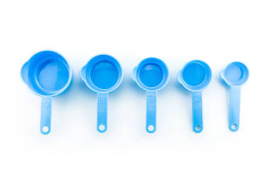 白色背景上的一組塑料測量勺