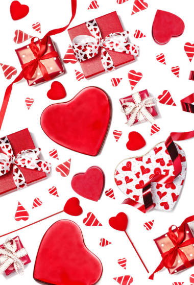 紅色禮品盒和紅心被白色背景隔離。 淡水河谷