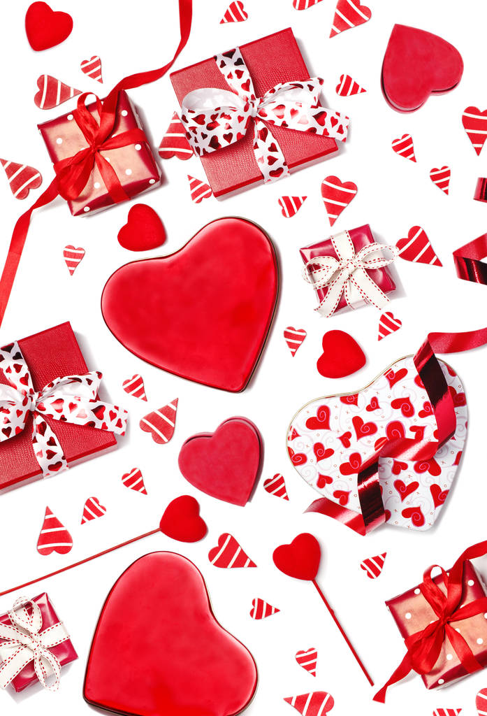 红色礼品盒和红心被白色背景隔离。 淡水河谷