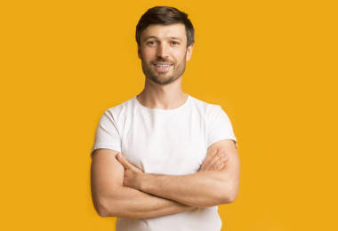 正中老年男子微笑交手?jǐn)[姿勢，演播室射擊