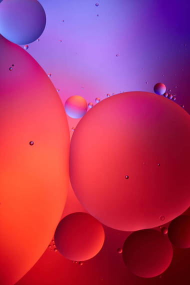 红色和紫色混合水和油的美丽的抽象背景