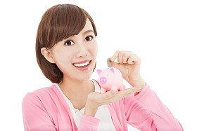 快乐的女孩手将硬币放入存钱罐