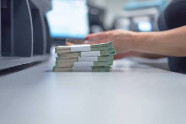 在中心組織大量鈔票的財(cái)務(wù)人員