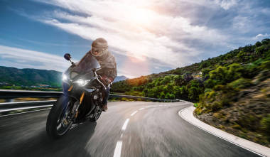 骑摩托车在路上骑。有乐趣驾驶空高