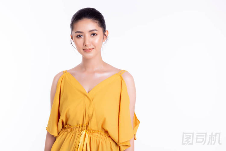 迷人迷人的年輕的亞洲女人。 迷人漂亮的年輕女士有著漂亮的皮膚和美麗的自然妝容，漂亮的衣服。 漂亮的女孩變得自信。 她把短發(fā)系在后面. 復(fù)制空間