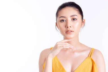 美麗的年輕亞洲女人看起來很自信。 迷人的美女有著美麗的臉蛋、身材。 迷人的女士得到美麗的自然妝容。 迷人美麗的年輕亞洲女人的畫像。 復(fù)制空間