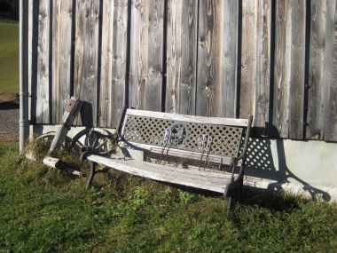 被毁坏的木制的对象。板凳图片