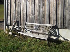 被毁坏的木制的对象。板凳图片