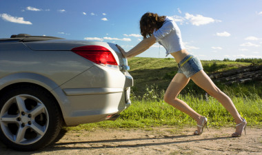 女人推破的車圖片