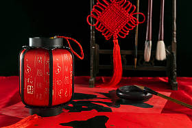 春节材料，如对联、灯笼、钢笔、墨水、锭等