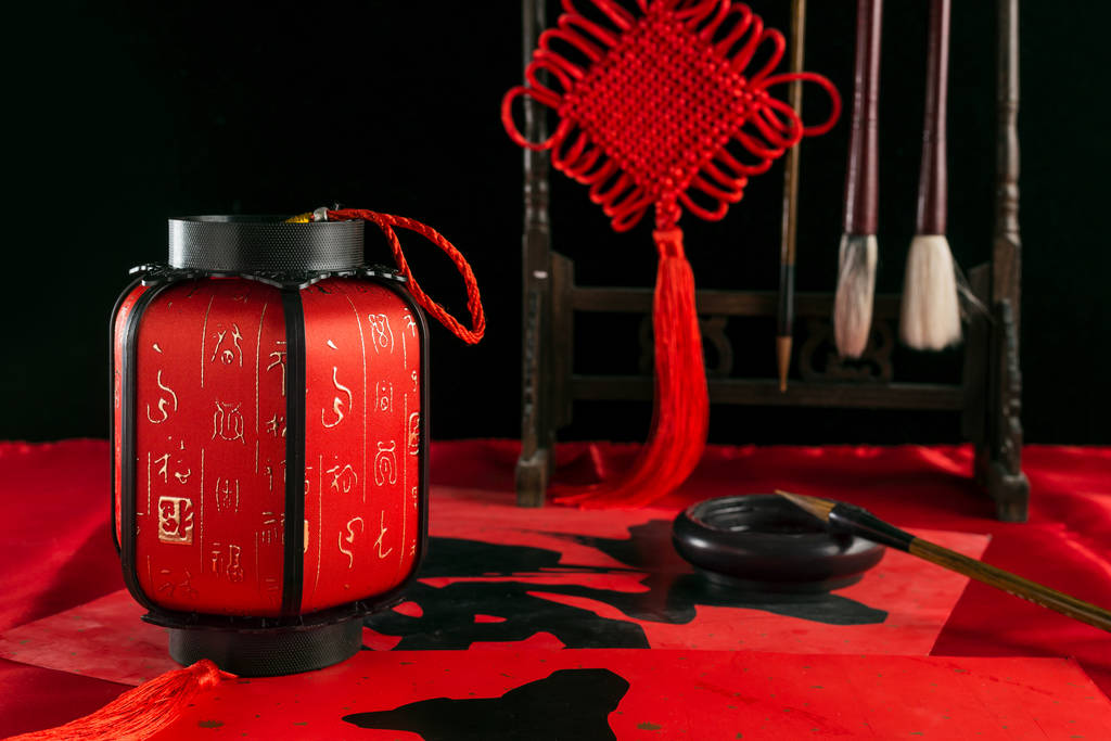 春节材料，如对联、灯笼、钢笔、墨水、锭等