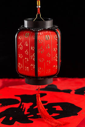 春节材料，如对联、灯笼、钢笔、墨水、锭等