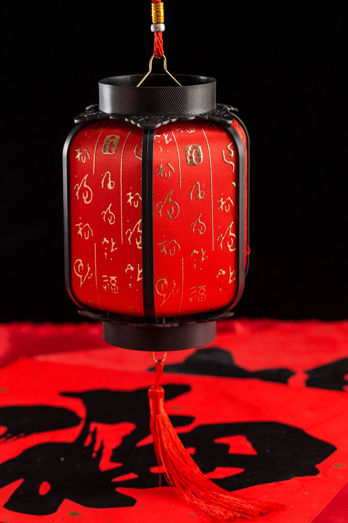 春节材料，如对联、灯笼、钢笔、墨水、锭等