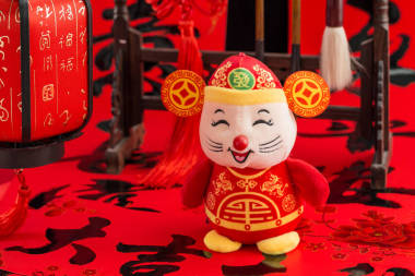 春節(jié)材料，如對聯(lián)、燈籠、鋼筆、墨水、錠等