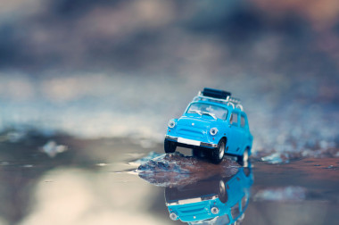 微型旅行行李的汽車(chē)頂上圖片