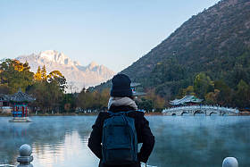 年轻女子与玉博士在黑龙潭旅游