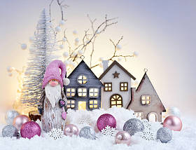 圣诞构图与侏儒小屋和节日装饰