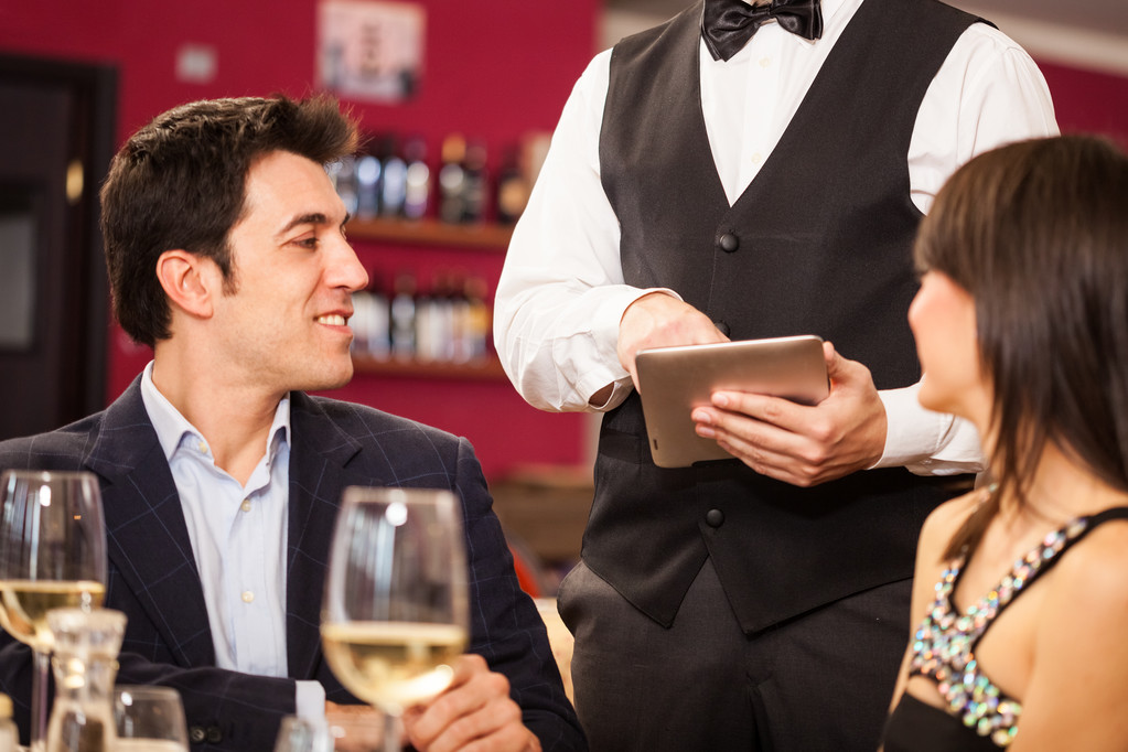 Servitor Med en Digital Tablet A waiter who uses a digital tablet
