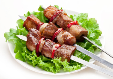 烤的烤肉 (串) 上吐一口唾沫