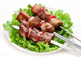 烤的烤肉 (串) 上吐一口唾沫
