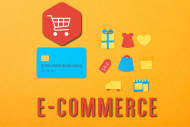 在橙色上孤立的購物圖標(biāo)附近附有藍(lán)色信用卡模板的平面布局，并附有電子商務(wù)說明