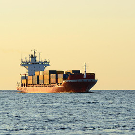 货物集装箱船在静水中航