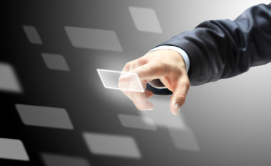 男人的手按下按鈕。選擇的概念