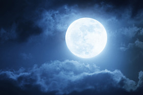 戏剧性的夜间云层和与大满月的天空