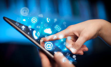 手觸摸 tablet pc，社交媒體的概念