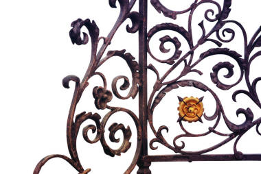 老式哥特式装饰元素，古董花卉设计。 在白色上隔离