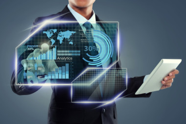 商人與平板電腦銀幕上的工作圖片