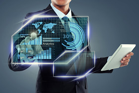 商人与平板电脑银幕上的工作图片