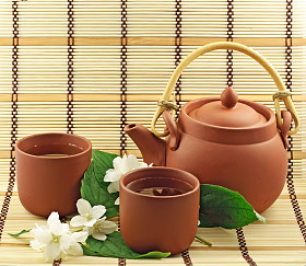 新鲜绿茶与茉莉白花
