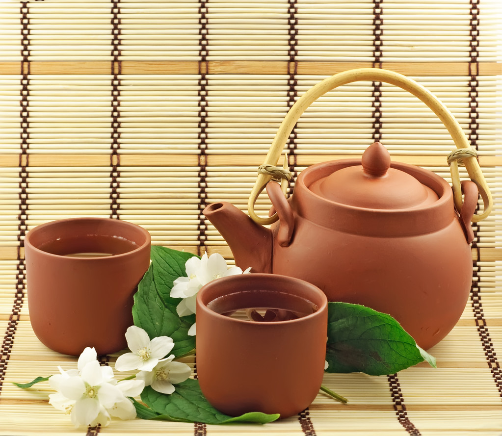 新鲜绿茶与茉莉白花