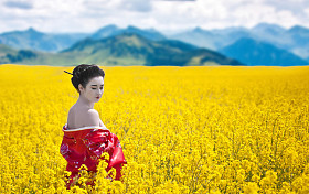 回望的裸肩的女人