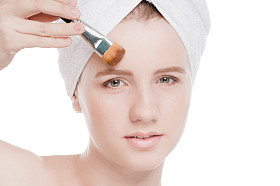 漂亮的女人和弥补画笔图片