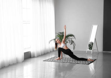 美麗的年輕女子，練瑜伽在家