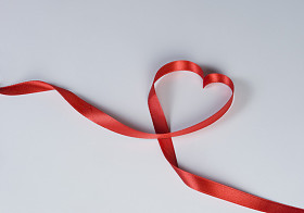 心形丝带的特写图片